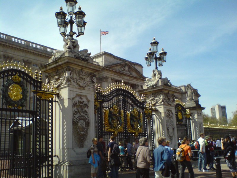 brama, a w tle Buckingham Palace